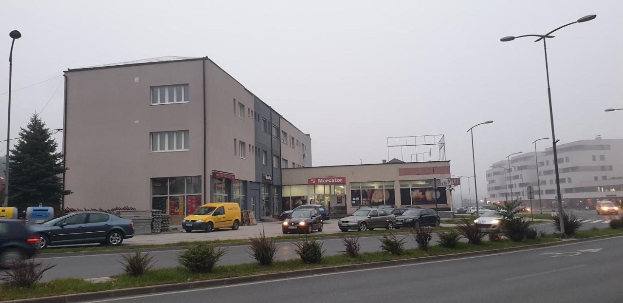 Trosoban Stan U Zenici Apartman Zenica Kültér fotó
