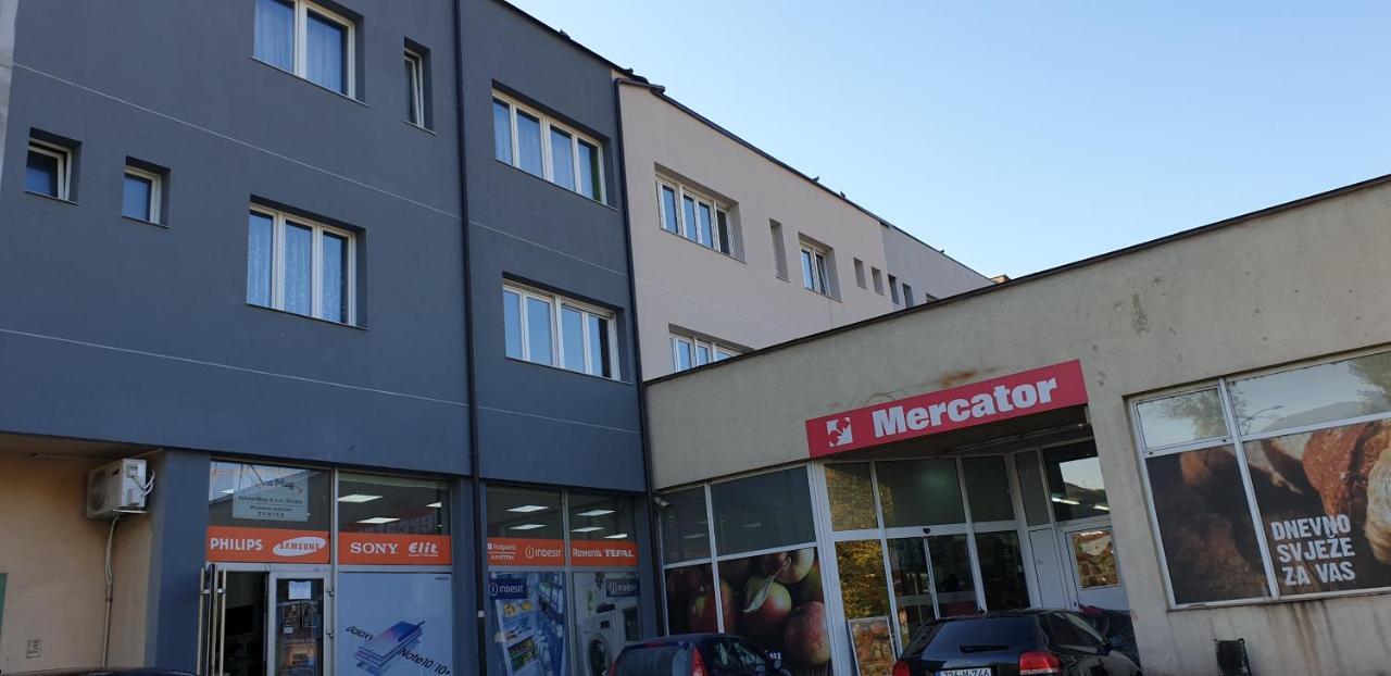 Trosoban Stan U Zenici Apartman Zenica Kültér fotó